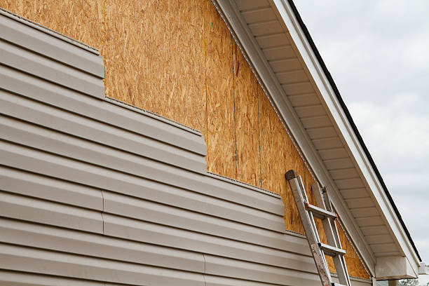 Professional Siding technician working in Stony Brook, NY